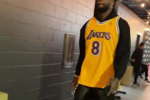 打湖人！兰德尔今天身穿科比球衣抵达湖人主场