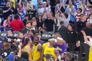 这球队氛围真的爱了！赛后所有湖人球员都围着东契奇庆祝胜利！