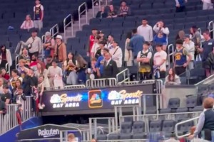 大哥还是不一样！库里今日复出，走入球馆时迎来一阵呼声！