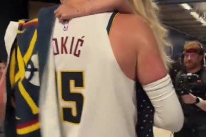 铁汉柔情！掘金G1赢森林狼赛后约基奇抱起女儿返回更衣室