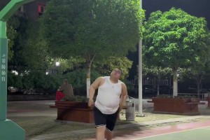 卧槽，这是“肚腩特”啊！这哥们的球技能秒杀多少吧友？😂